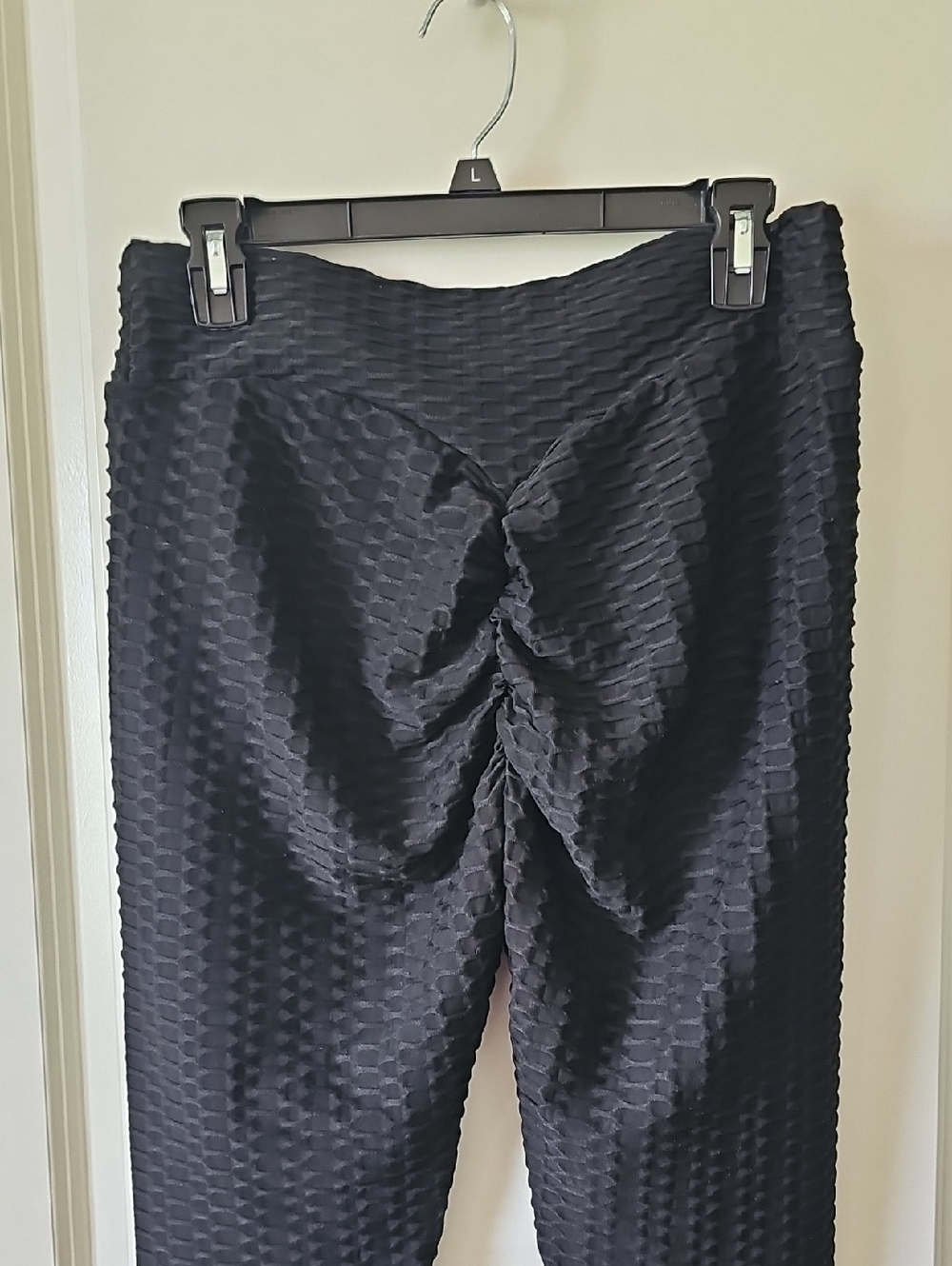Black Textured High-Waist Leggings with Butt Scrunch Detail